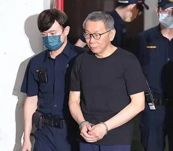 台湾民众党前主席宣布，1月3日，台湾民众党前主席柯文哲宣布，担任民众党籍嘉义市长