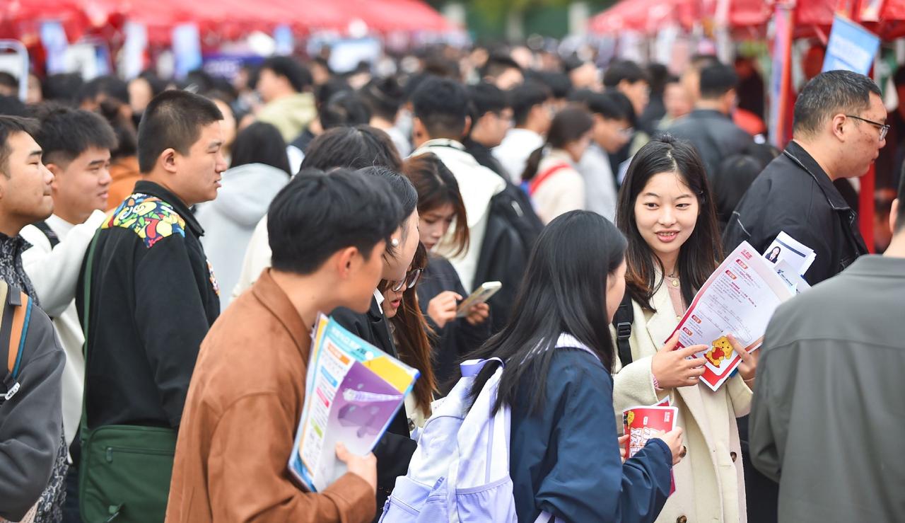 高考填报志愿，最怕看似稳妥的选择，悄悄透支孩子的未来！
 
如今就业竞争越来越卷