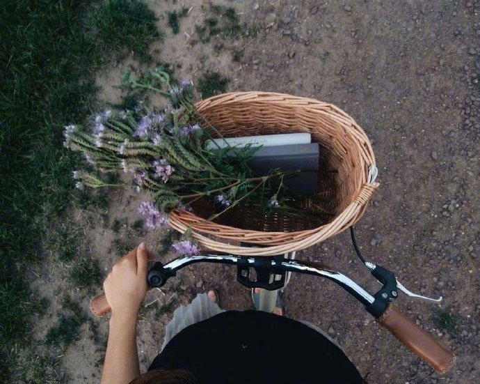 内心再强大一点，就不会听风是雨，知道的事再多一点，就不会人云亦云。  