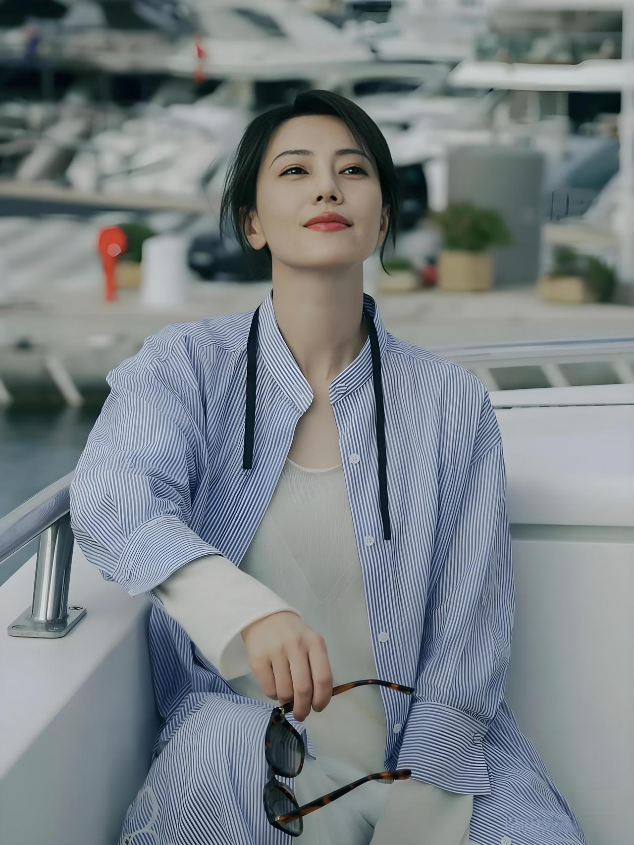 什么样的穿搭可以成为气质女神?

气质女神，不是长得最美的那一个，而是让人移不开