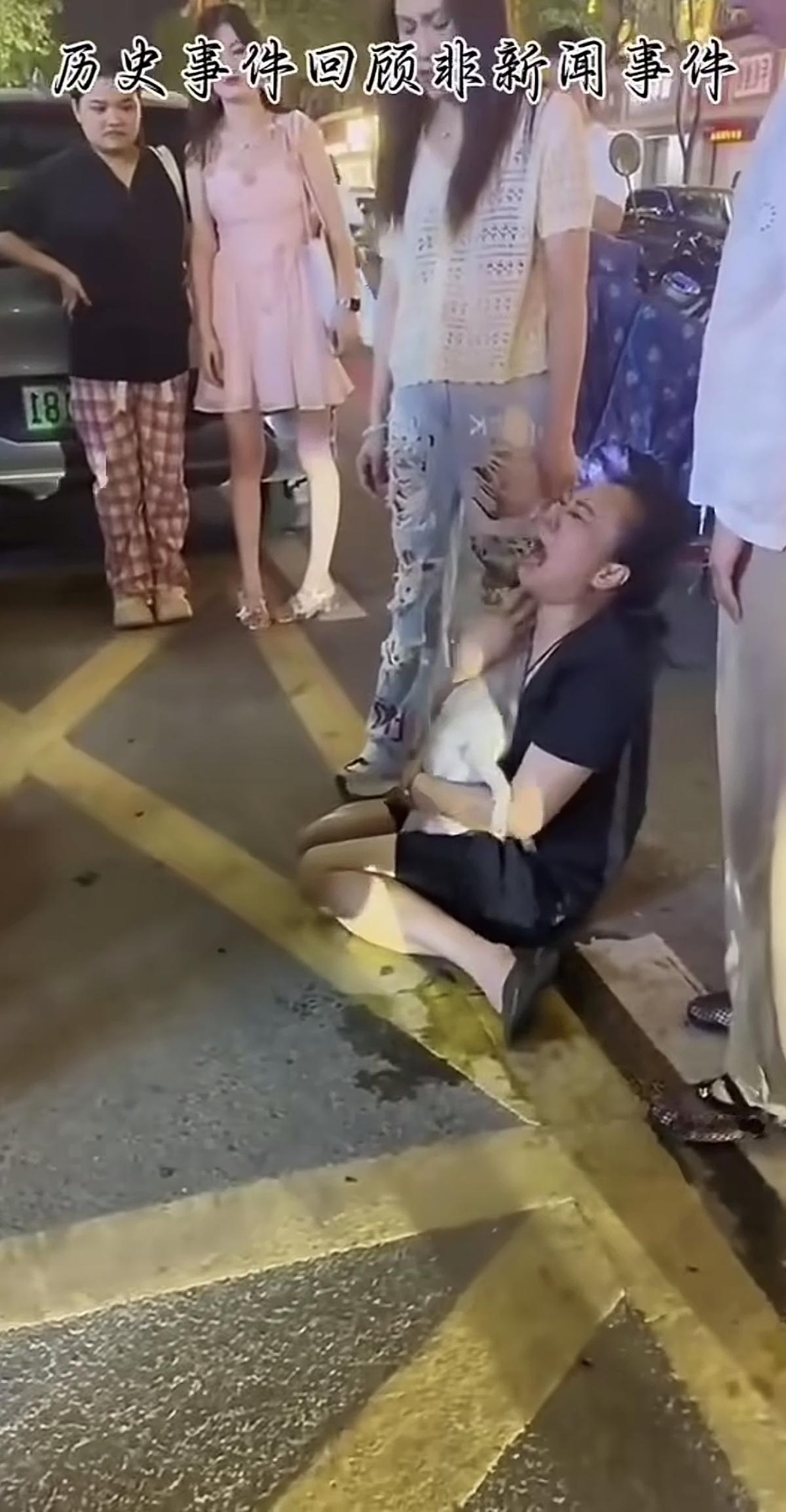 “太晚了吧？”一女子坐在路边，抱着没拴绳出车祸的狗子嚎啕大哭，悲痛欲绝，隔着屏幕