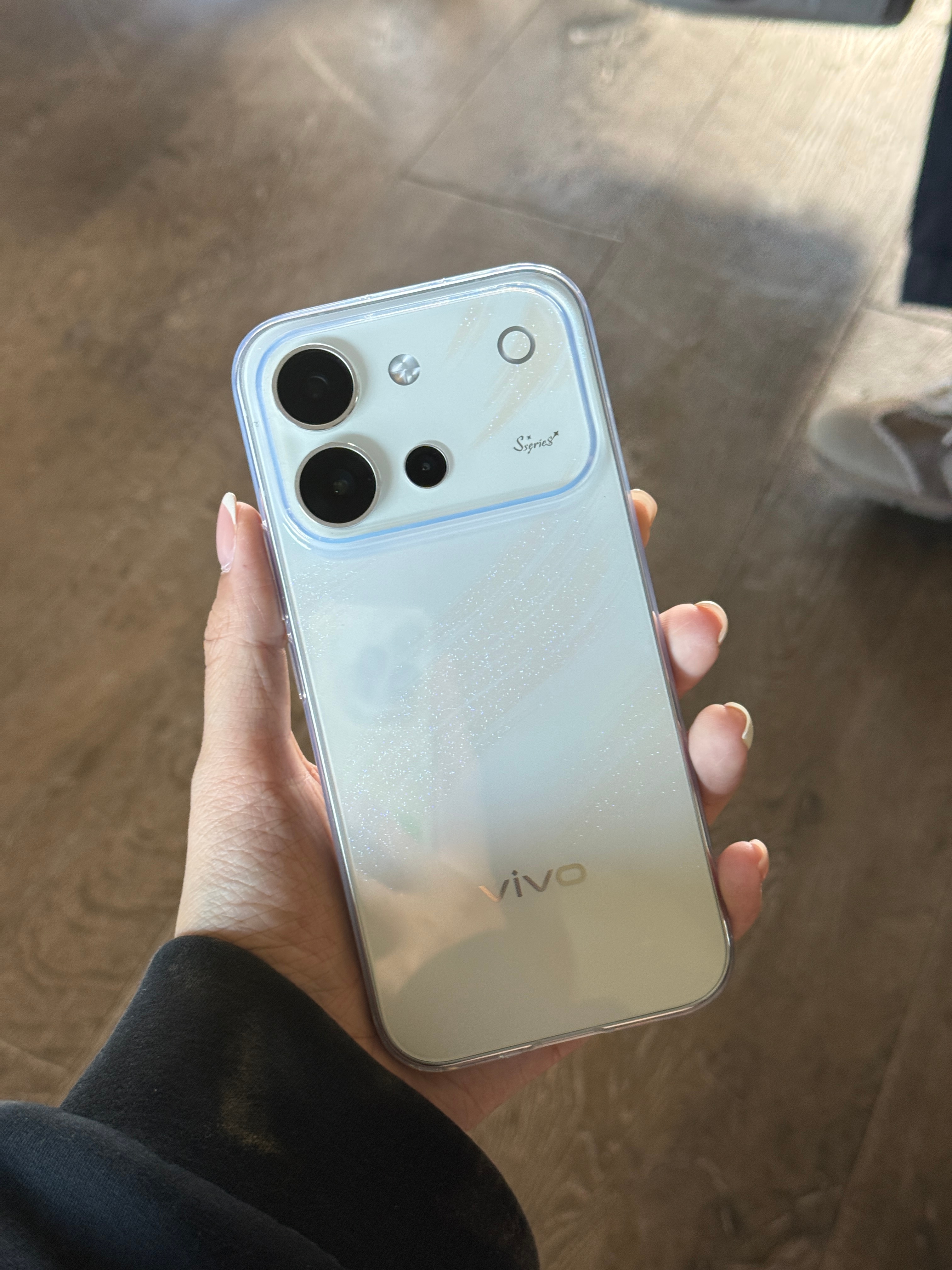 vivo S60真机，也是在媒体老师那里摸到了依旧轻便+貌美，而且背板上细节很多