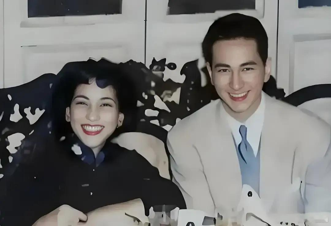 婚姻，是他一生最成功的商业协议。
 
1957年，原配黎婉华久病卧床。何鸿燊当即