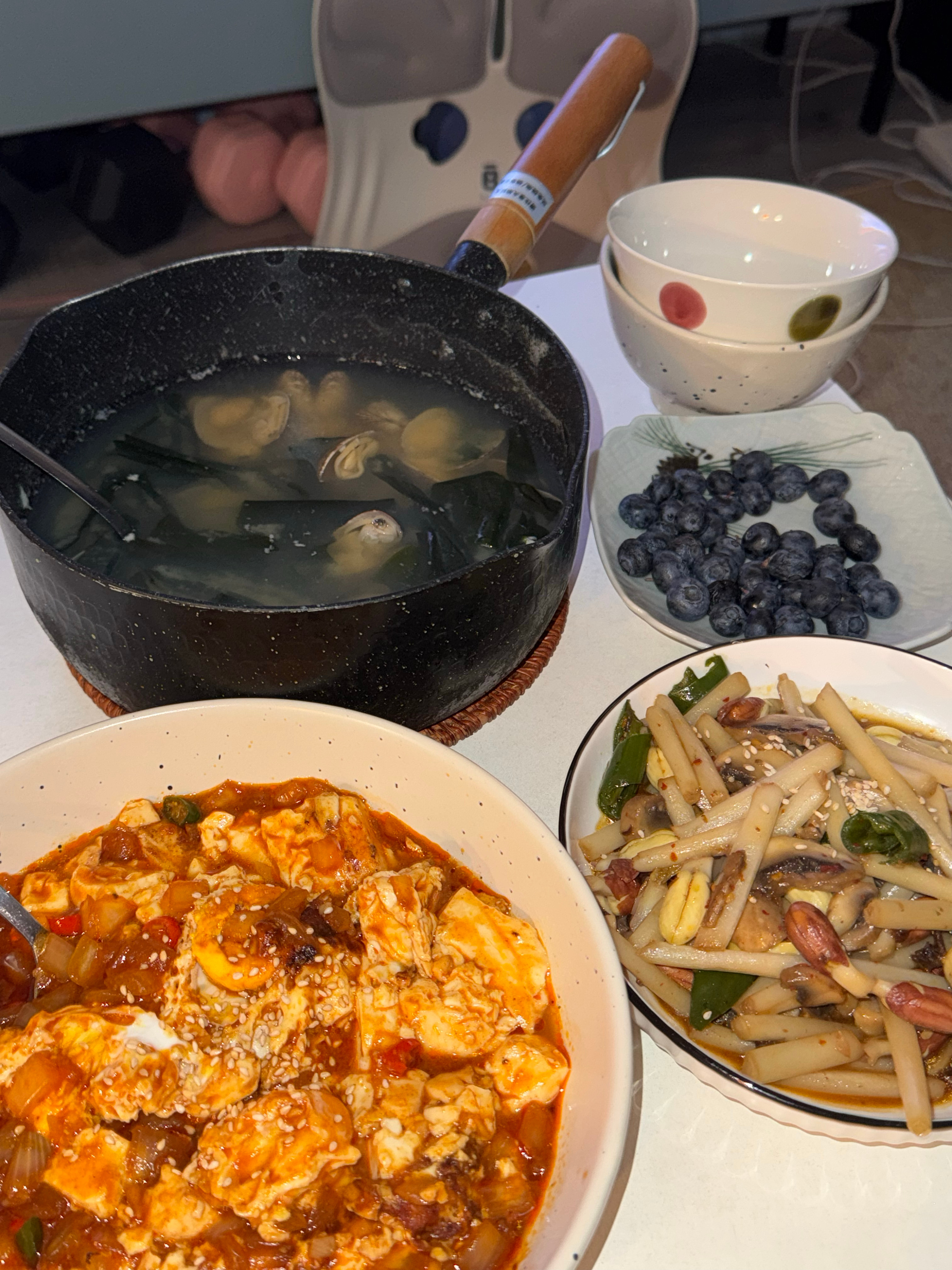 朋友是鱼素者，可以吃鸡蛋海鲜和鱼，很多年前我问她为什么吃素，她说吃肉的感觉很像在