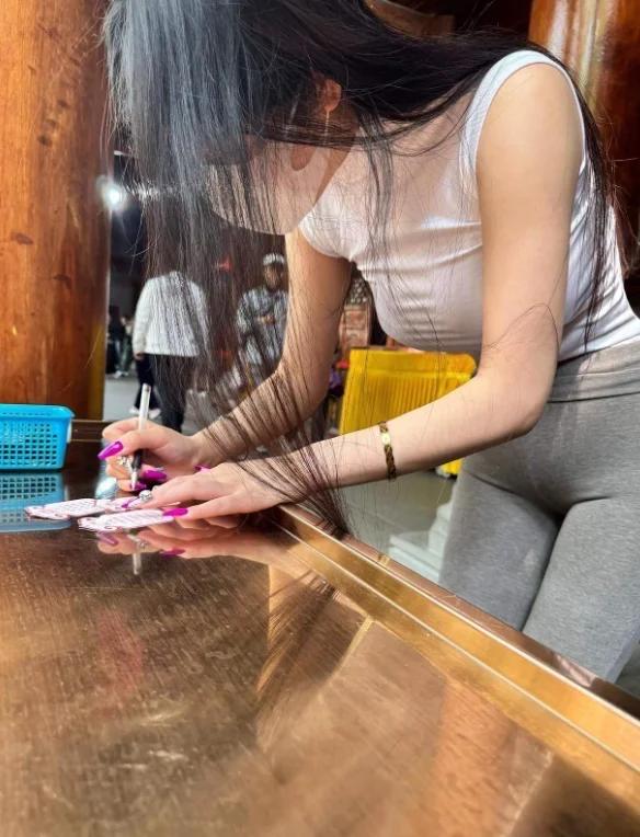 想来并不是拜佛的而是来化缘的吧