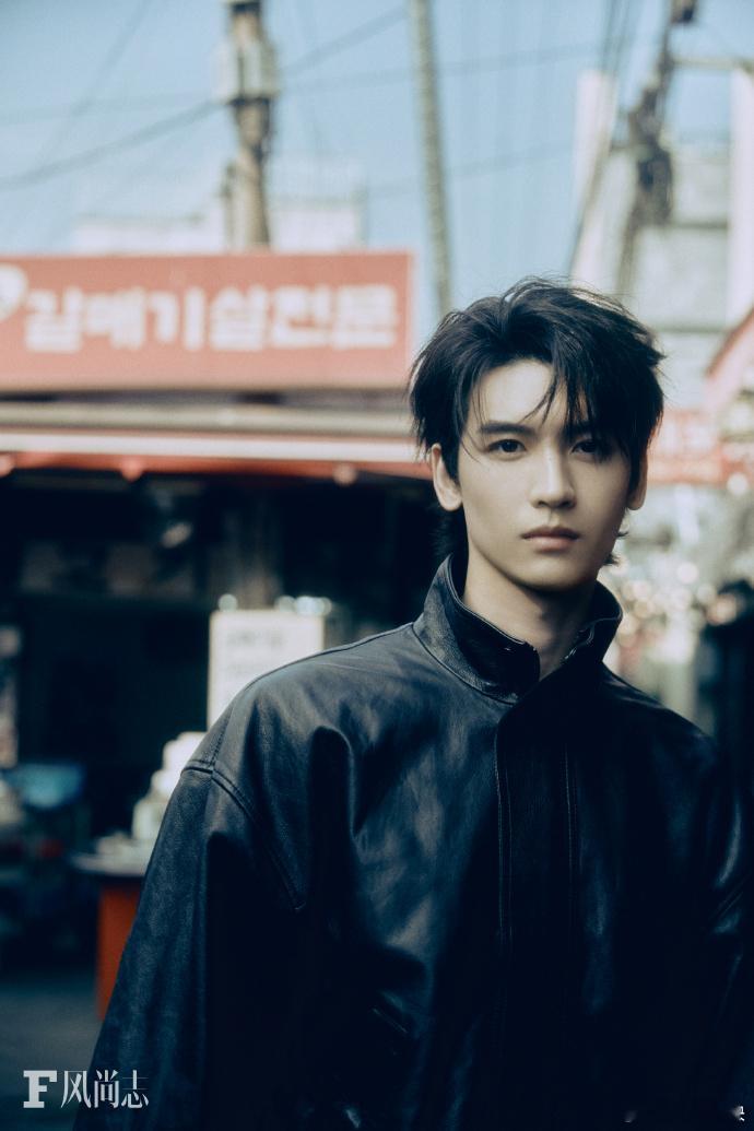 黄俊捷的“顺手出片”只是基操勿6！往街头一站，韩系男主氛围信手拈来，仿佛在首尔上