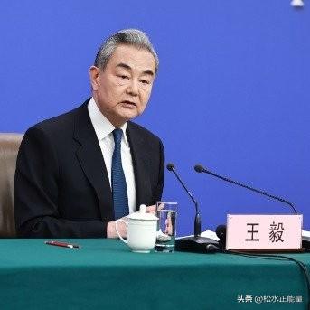 王毅回应两岸统一时间表
 
两会记者会上，王毅外长直面两岸统一时间表的提问，态度
