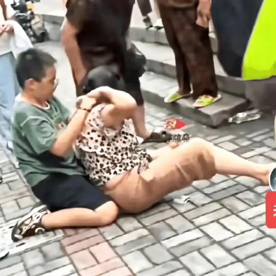 学校门口，发生了一桩令人痛心之事。
一位穿着时尚的奶奶，前来接六年级的孙子。这孙