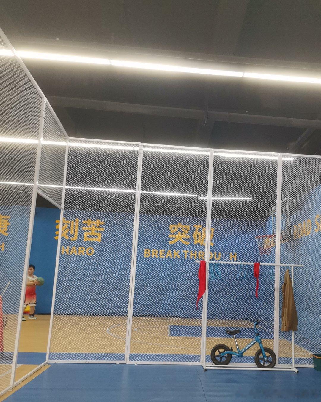 又拉来打球了，正好打球锻炼锻炼，说不定还能减肥。 