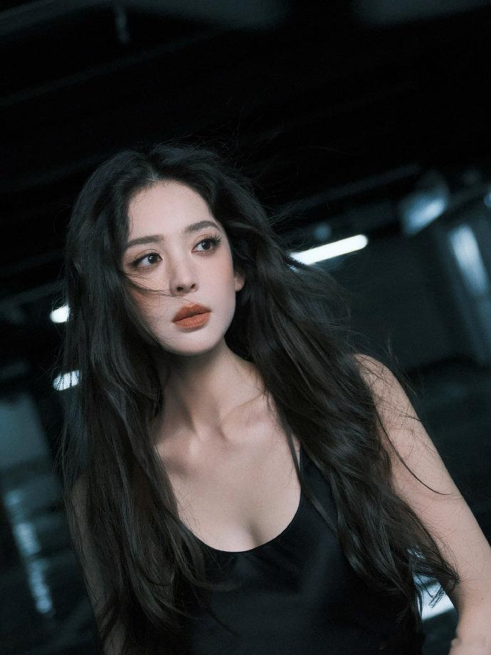古力娜扎反差AB面古力娜扎黑白收放自如古力娜扎这反差感，藏着百变魅力，像把酷飒与