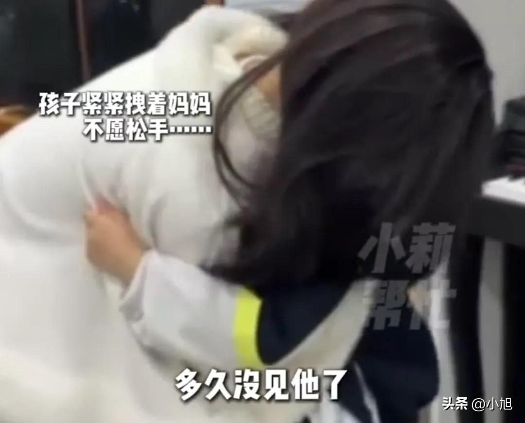 成成见到妈妈的那一刻，满脸都是惊喜。
他一路小跑冲过去，紧紧抱住妈妈，脆生生地喊