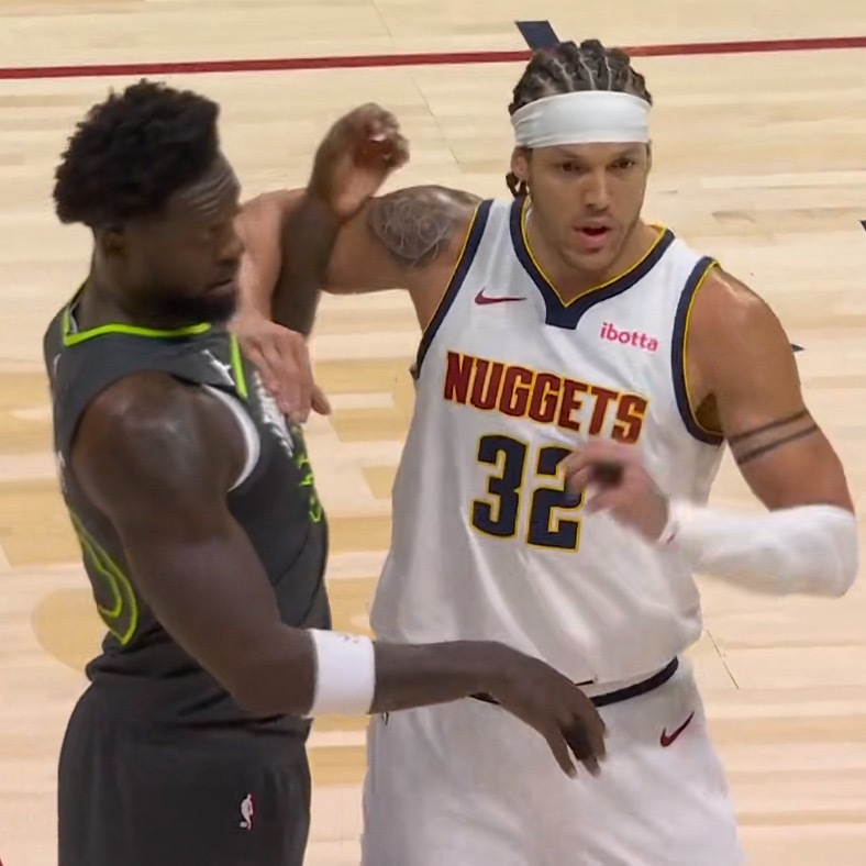 两头牛之争，两个最强壮的四号位，想看这俩人掰手腕或者摔跤