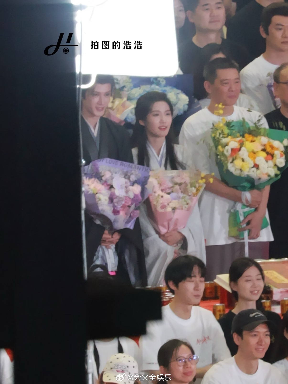 《何不同舟渡》恭喜杀青！檀健次卢昱晓杀青合影檀健次卢昱晓何不同舟渡杀青路透