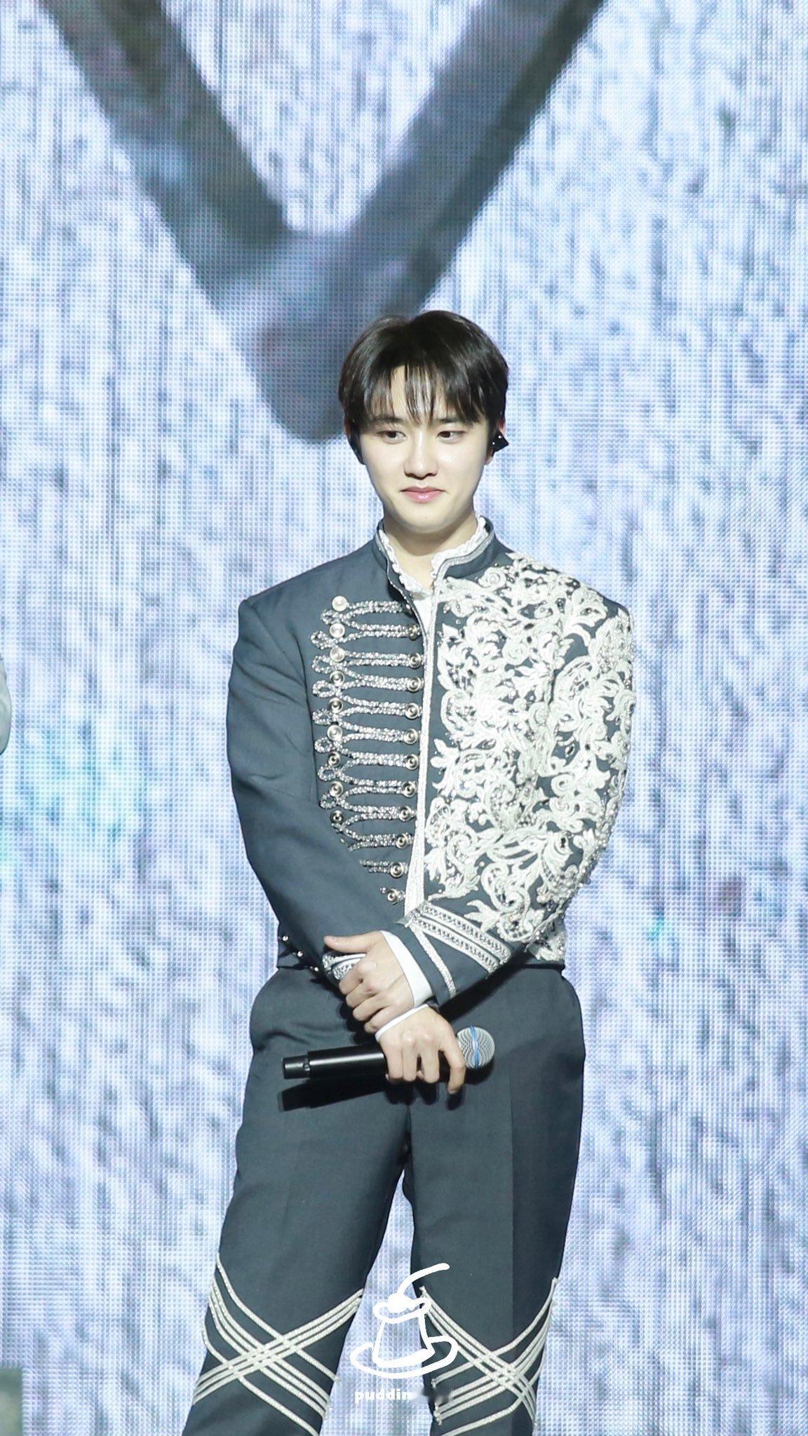 今天是世界上打扮得最漂亮的EXO都暻秀，被这冻龄脸蛋拉回到2013年