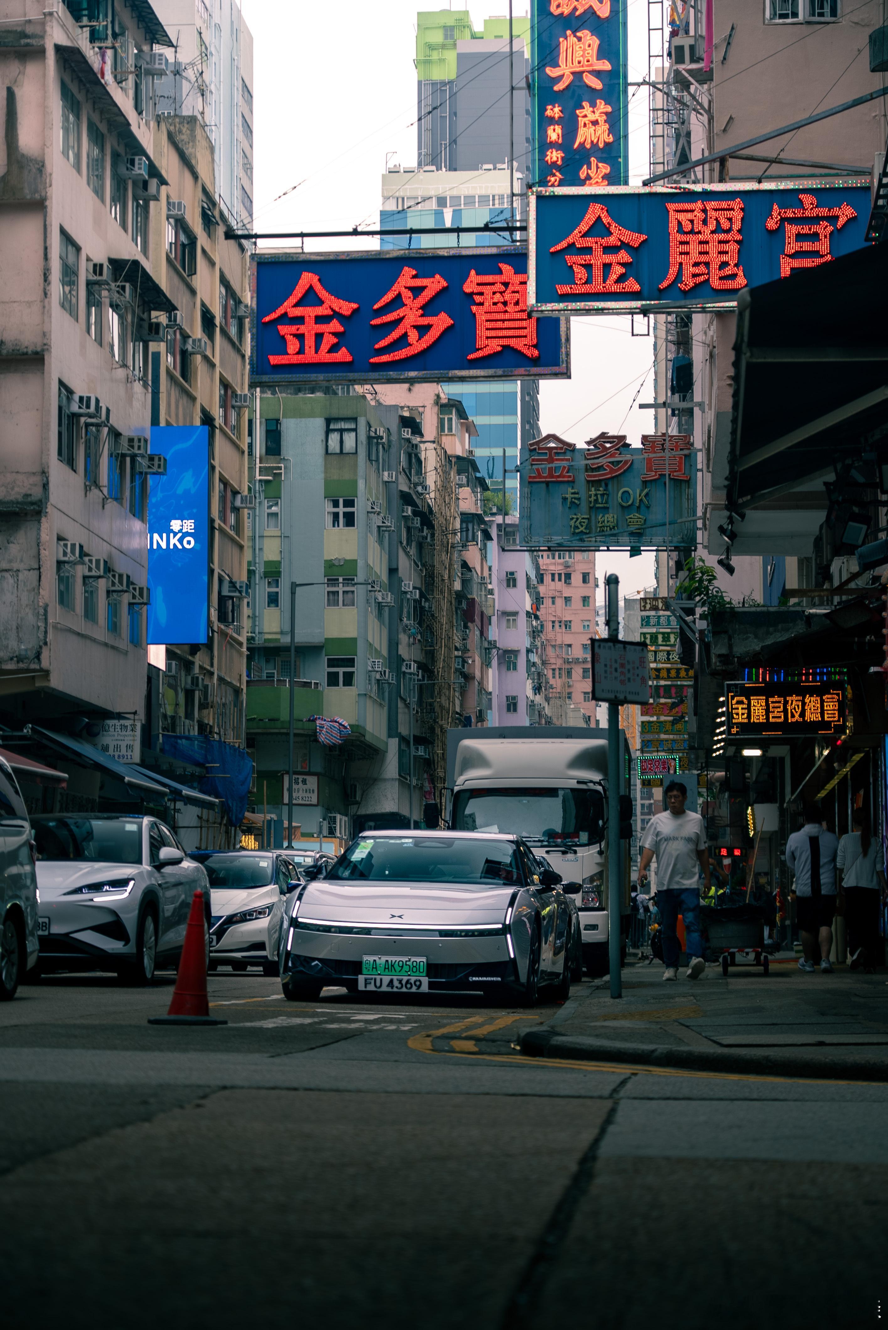 粤车南下的小鹏P7朗豪坊，我以前下课看去逛的地方[doge]小鹏P7首次亮相香港