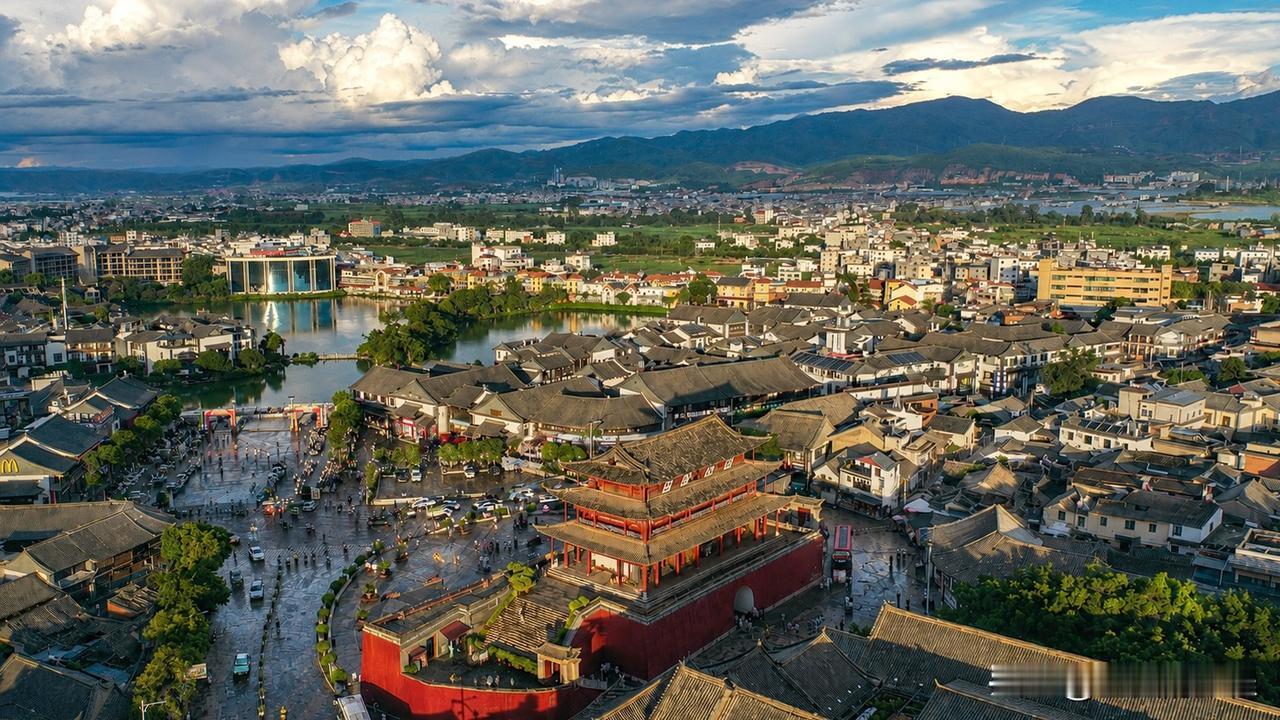 云南的建水古城，比大理和丽江古城感觉要好不少，起码商业化程度还不算高，古城的小吃