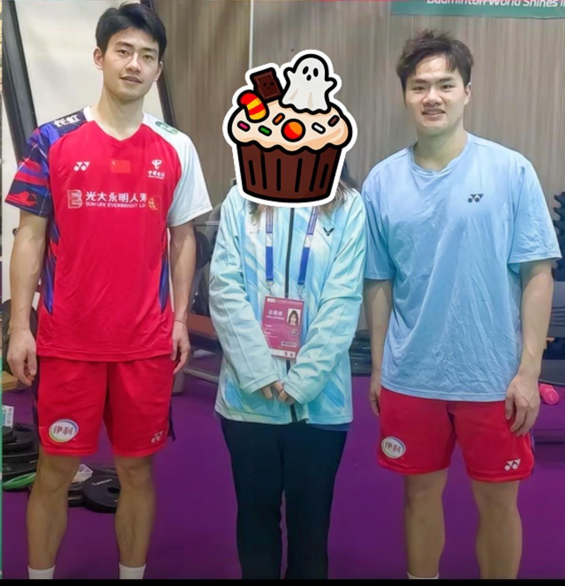 捡到去年汤尤杯的合照，又是小狗合照牌[拜托] ​​​