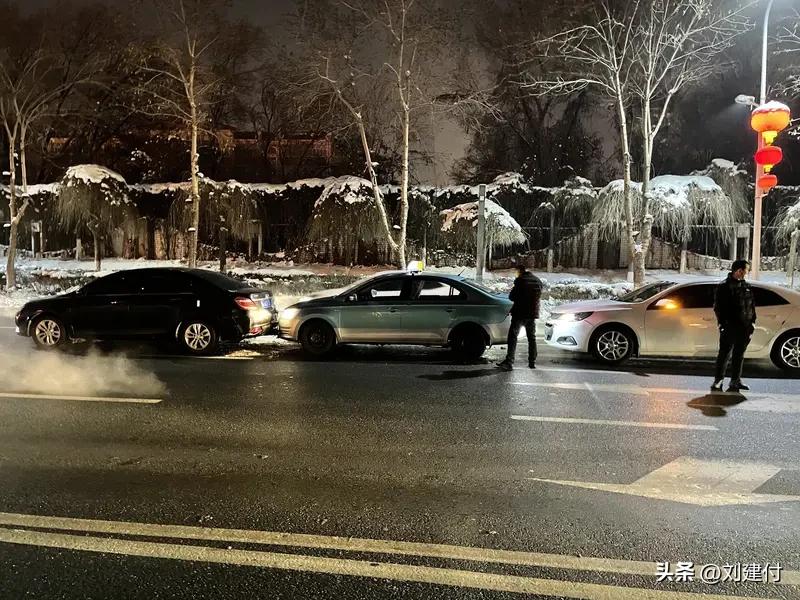 大爷连闯红灯遭三车连撞 家属发声 3月1日，大连街头发生一起事故。67岁的潘大爷