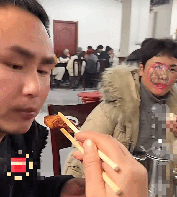 山东，一女子和老公与大姑姐们同桌吃席，没想到女子当着对面四个大姑姐们的面，直接夹