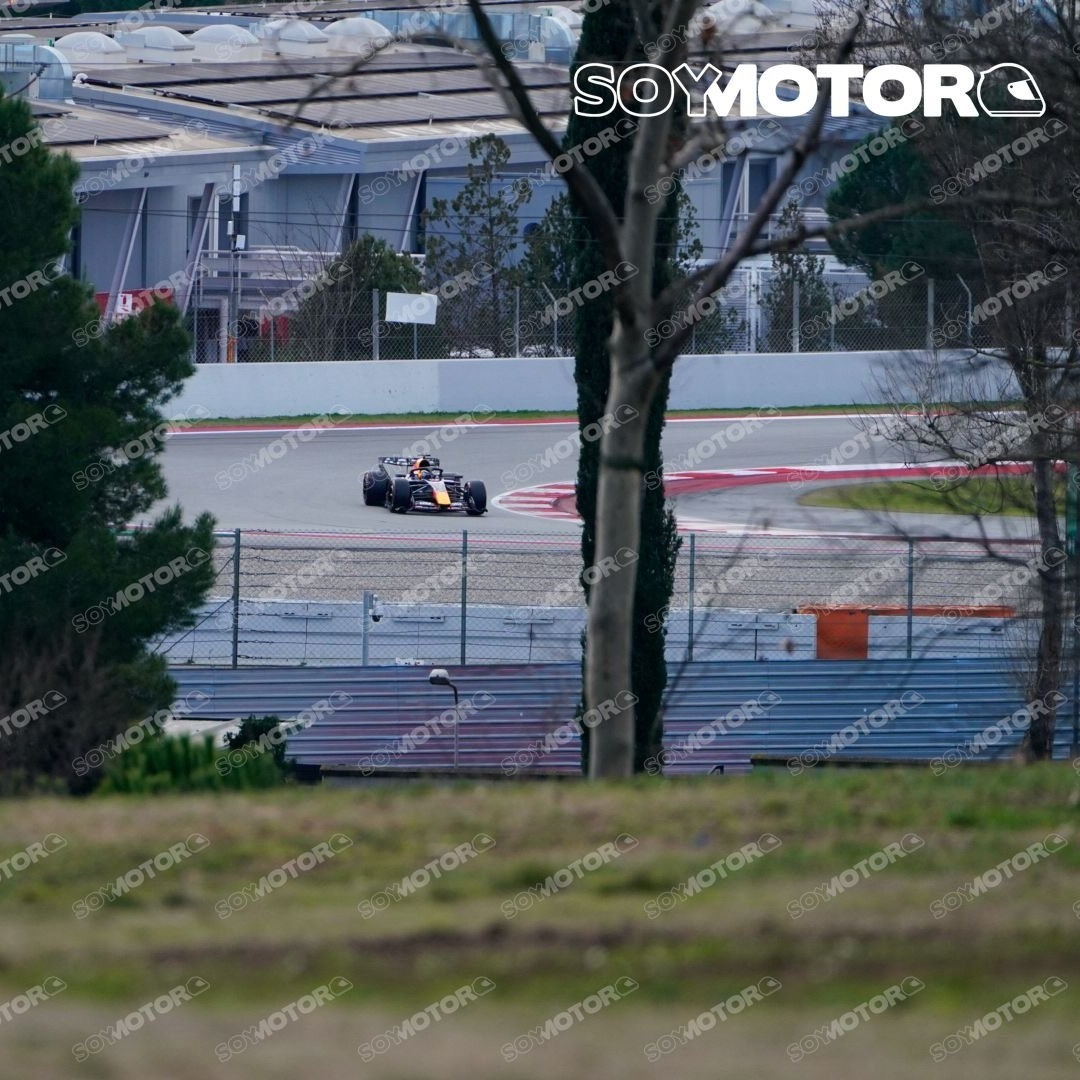 哈贾尔驾驶红牛RB22目前来到全场第一 1:20.300F1赛车F1巴塞罗那试航