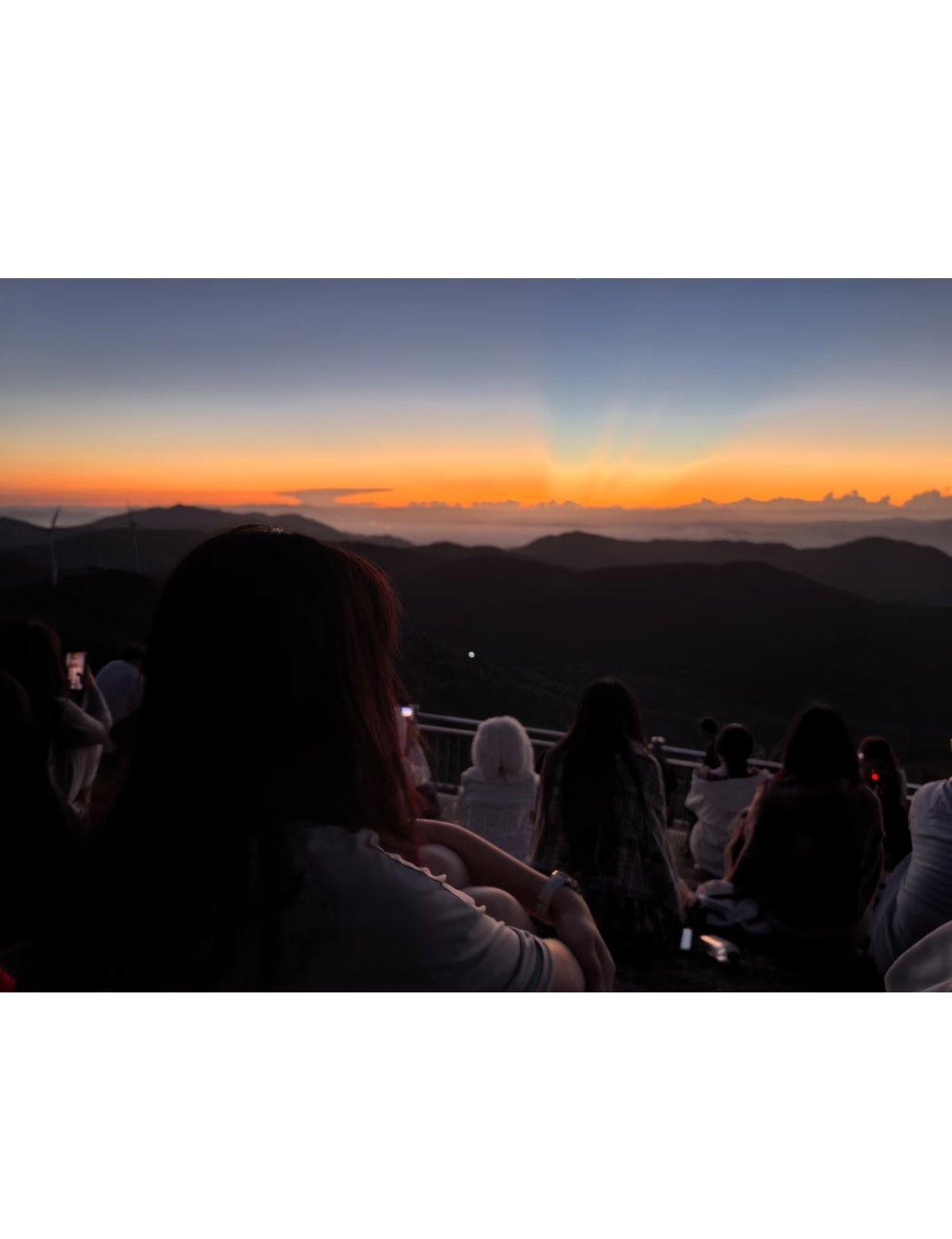 伙伴们来东白山露营看日出啦！虽然国庆假期人从众𠈌，车都停到马路牙子上了，但为了