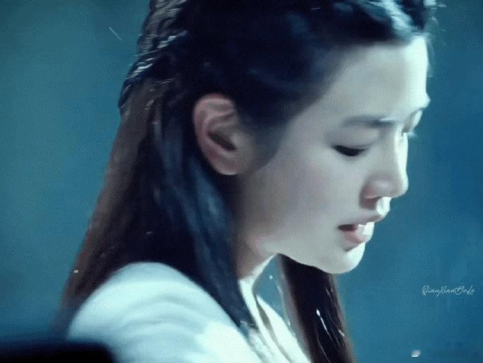 陈妍希版本的小龙女如果是这个造型，这个状态，应该会很惊艳吧，她完全是被造型给坑了