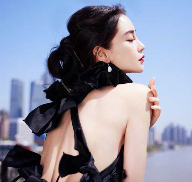 angelababy angelababy 玫瑰可以是浪漫的定义词 但自从遇见你