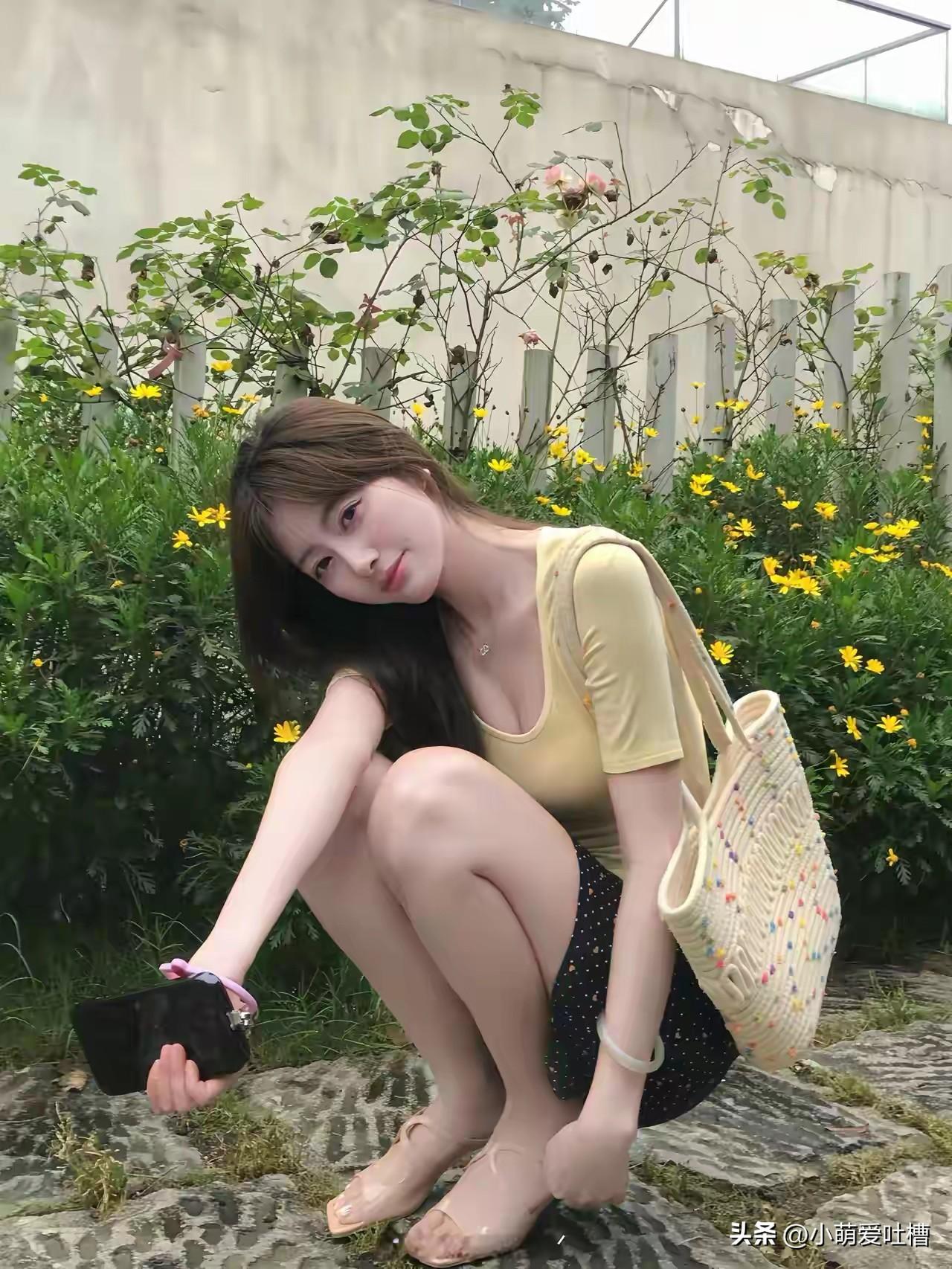 闲暇的时候，就愿意往花草多的地方走走。
周围开满小小的黄花，吹着淡淡的风，整个人