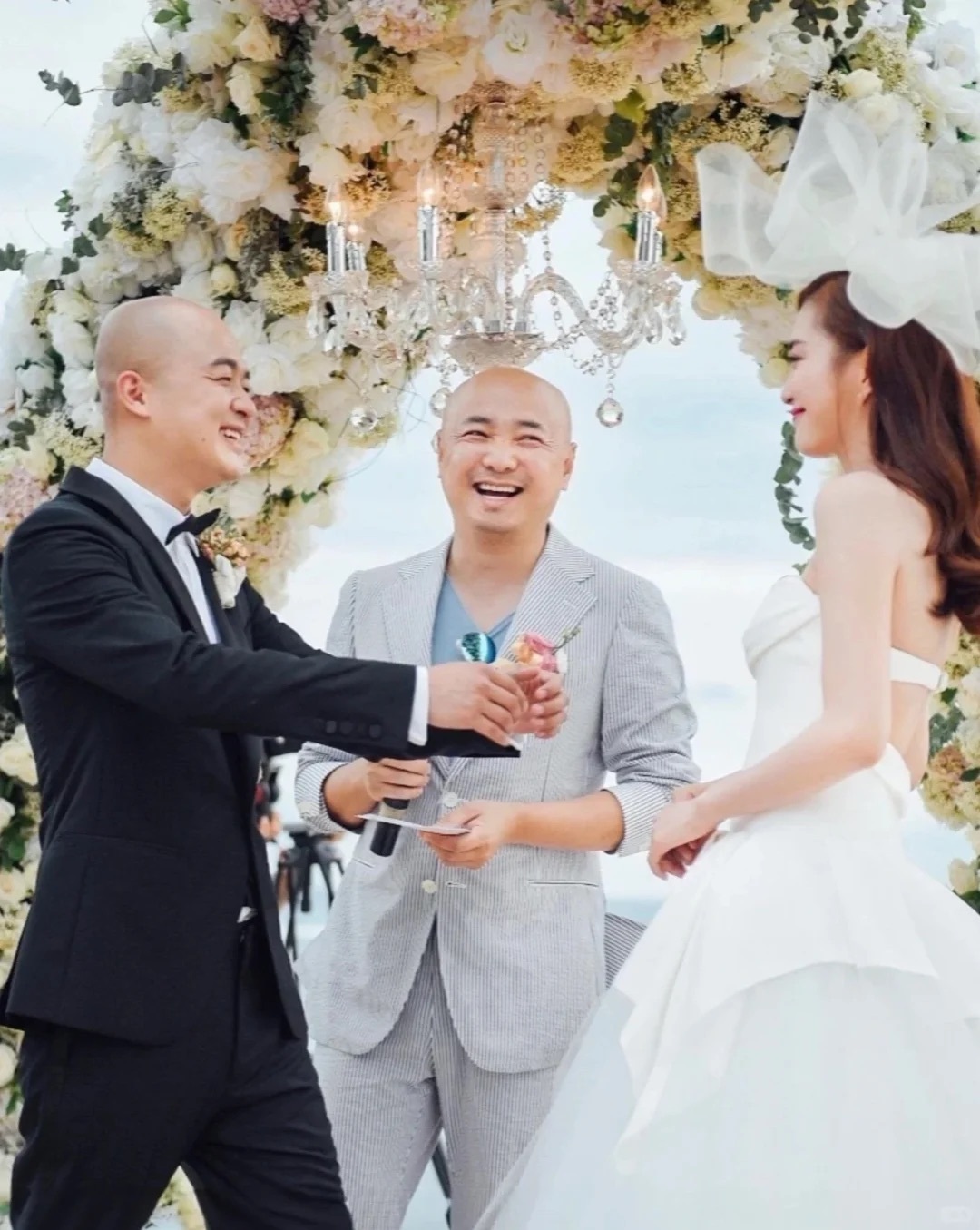 包贝尔包文婧婚礼❗明星云集爱意正浓...
刷到包贝尔包文婧的婚礼，还是挺感慨的，十年前他们在巴厘岛补办婚礼，那天还是饺子一岁的生日，给他这辈子蕞爱的女孩蕞重要的仪式感，他们一定都很期待吧～
 
当时包贝尔事业最火🔥的时候，也请了娱乐圈的好朋友们，徐峥是证婚人，韩庚、杜海涛、贾玲、柳岩 ​