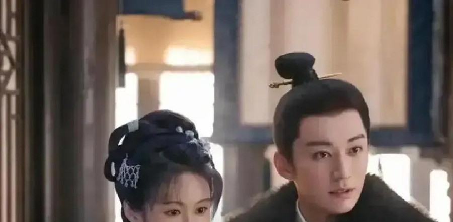 郑合惠子演完《兰香如故》，对着镜头撂下一句话：片酬再高，这种组也不来了。理由跟剧本、番位没关系，是被横店那座40亩真园林里的蚊子咬怕了。
这座园林不是临时搭的门楼。剧组美术方案磨了4个月，花8个月搭出40亩实景，总面积25047平方米。从2024年7月启动筹备，2024年11月正式动工，2025年7