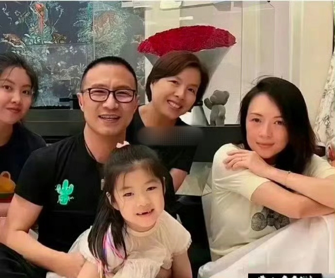 仔细看才发现离婚前的章子怡，所有人面对镜头都很开心，只有她在咬牙忍耐着！