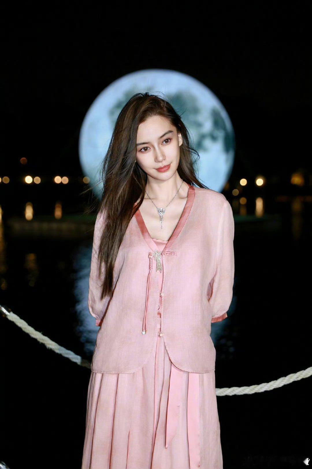 #angelababy[超话]#[熊猫] #angelababy# 

“愿你乘风，看尽天下风华，闪闪发光”  

​