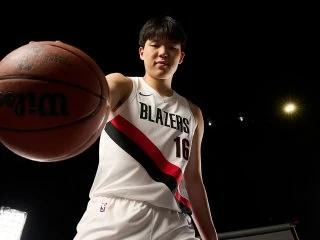 坦然面对“中国约基奇”标签！杨瀚森FIBA专访完整发声：约基奇是我的偶像，对标是前进动力
 
北京时间8月30‑31日，正在参加男篮世亚预的开拓者中锋杨瀚森，接受FIBA官方专访，直面外界反复拿他和约基奇做对比的话题。采访背景：世亚预媒体日，面对国际篮联记者提问，被问及如何看待“中国约基奇”这一外界