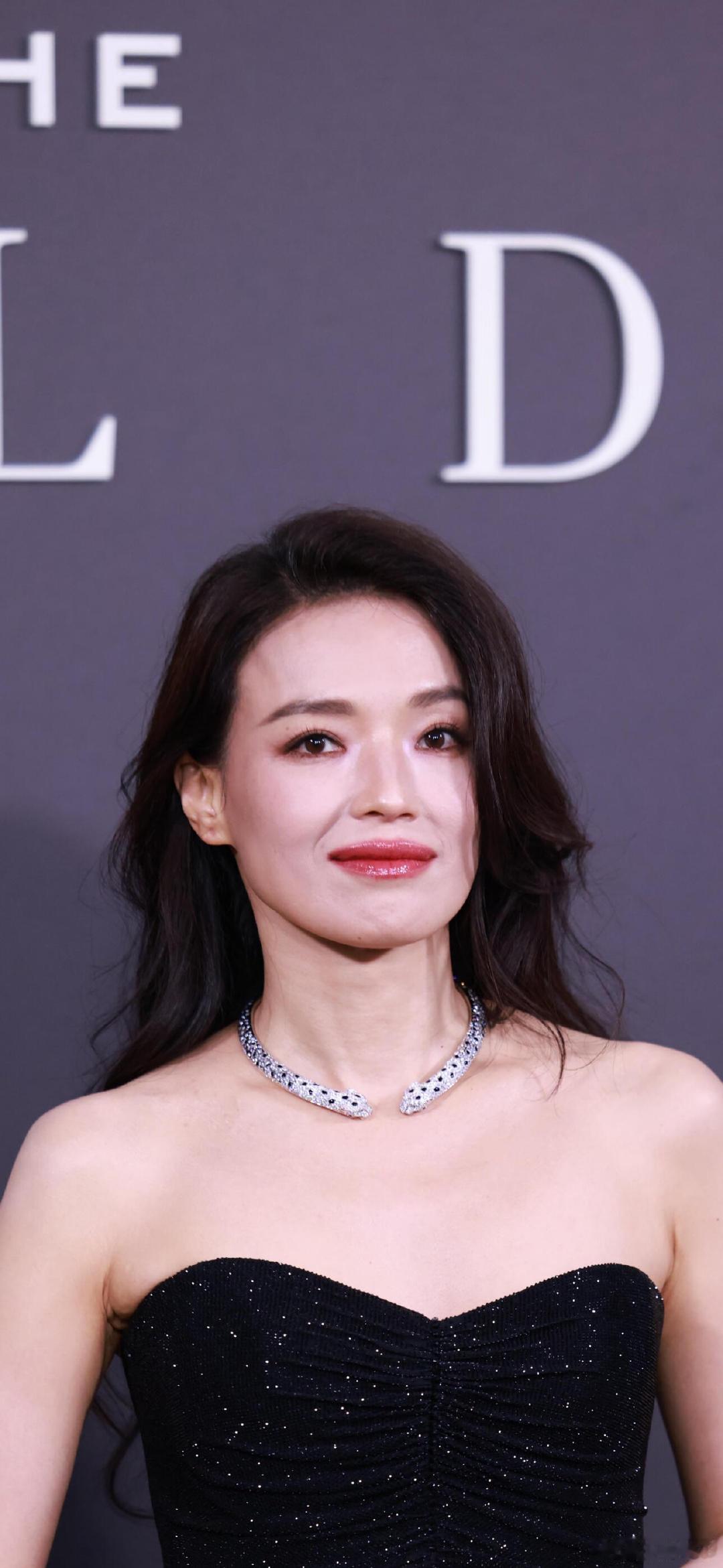 #大花 医美#  看了最近各位大花状态章子怡 周迅汤唯 李冰冰 舒淇 有感，禁止各位大花医美，请自然老去[无聊]
我们不必靠外力强行抹去时光留下的痕迹。眼角的细纹，是哭过笑过的证明；神态的从容，是走过世事的沉淀。美从来不是单一的标准，不是永远光洁无纹的脸庞，而是历经世事依旧舒展的心境。 ​