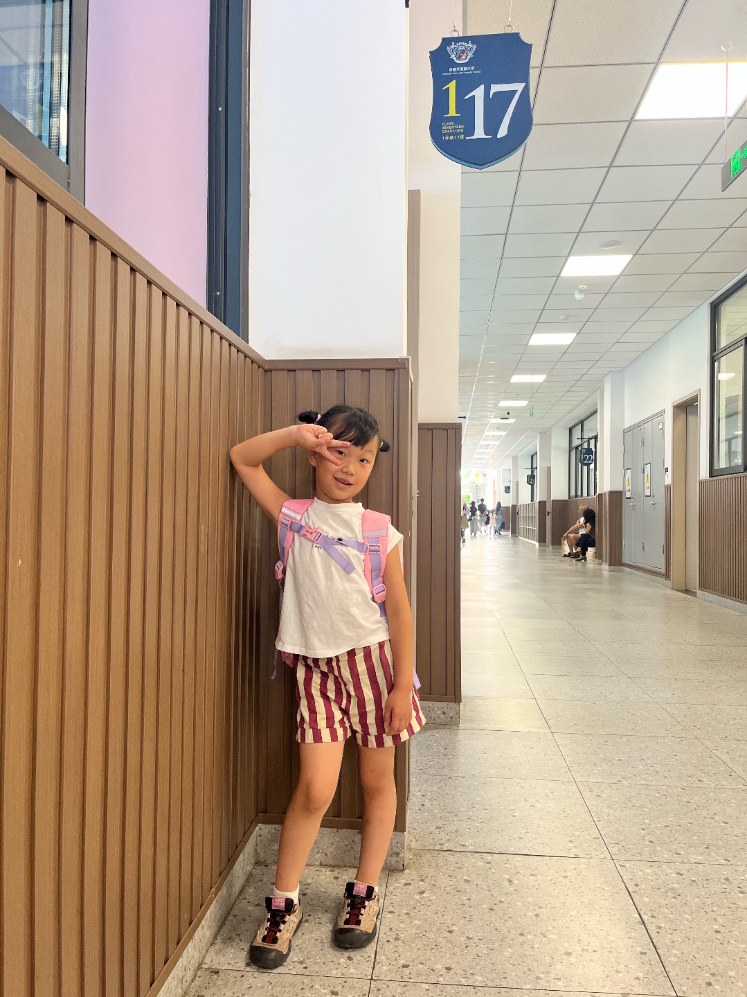 #生活手记# 今天宝子去上小学的第一天，心情很复杂，不舍、期待、担心……等等等等
总觉得自己很佛，没想过卷孩子，可是不卷也有其他的情绪交织在她长大的时光里
不舍她快要融入一个小型社会，不舍她会承受一部分压力，不舍她会在学校遇到不开心的人和事，不舍她有时候必须要学会知进退，不舍她可能会 ​