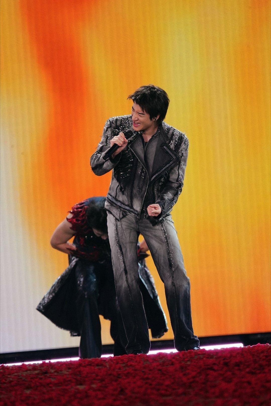 #王力宏疼人知冷又知热#谁被王力宏演唱会细节打动，降温天及时调整舞美服饰，万妮达惊喜连演三首，拉近舞台距离，加量不加价尽显前辈温柔。 ​