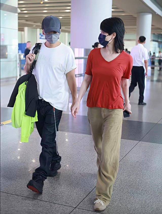 你觉得王菲应该选择谢霆锋还是李亚鹏 ​
