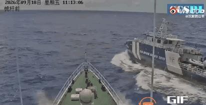 仙宾礁海域的浪涌拍打着船舷，菲3015号公务船突然扭过船头，加足马力朝中国海警三洲澳艇的船艏斜切过来。 三百吨的铁壳子带着惯性撞上来，金属摩擦的刺耳声划破海面——中方海警艇纹丝未动，航向稳得像钉在水面上，菲船自己却蹭得船体变形，在浪里晃得狼狈不堪。 十分钟内两次挑衅，两次都把自己撞得下不来台。 马尼