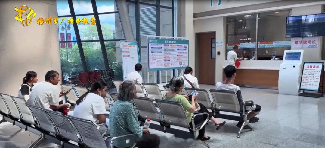 【#预防新冠不用慌  科学防护有讲究#】近日，国家疾控中心公布数据显示，全国报告新冠确诊病例呈波动上升趋势，引发不少市民的关注。大家心里不禁犯起了嘀咕：我们日常出行还安全吗？作为普通人又应该如何科学应对呢？一起来了解一下。   #预防新冠# ​