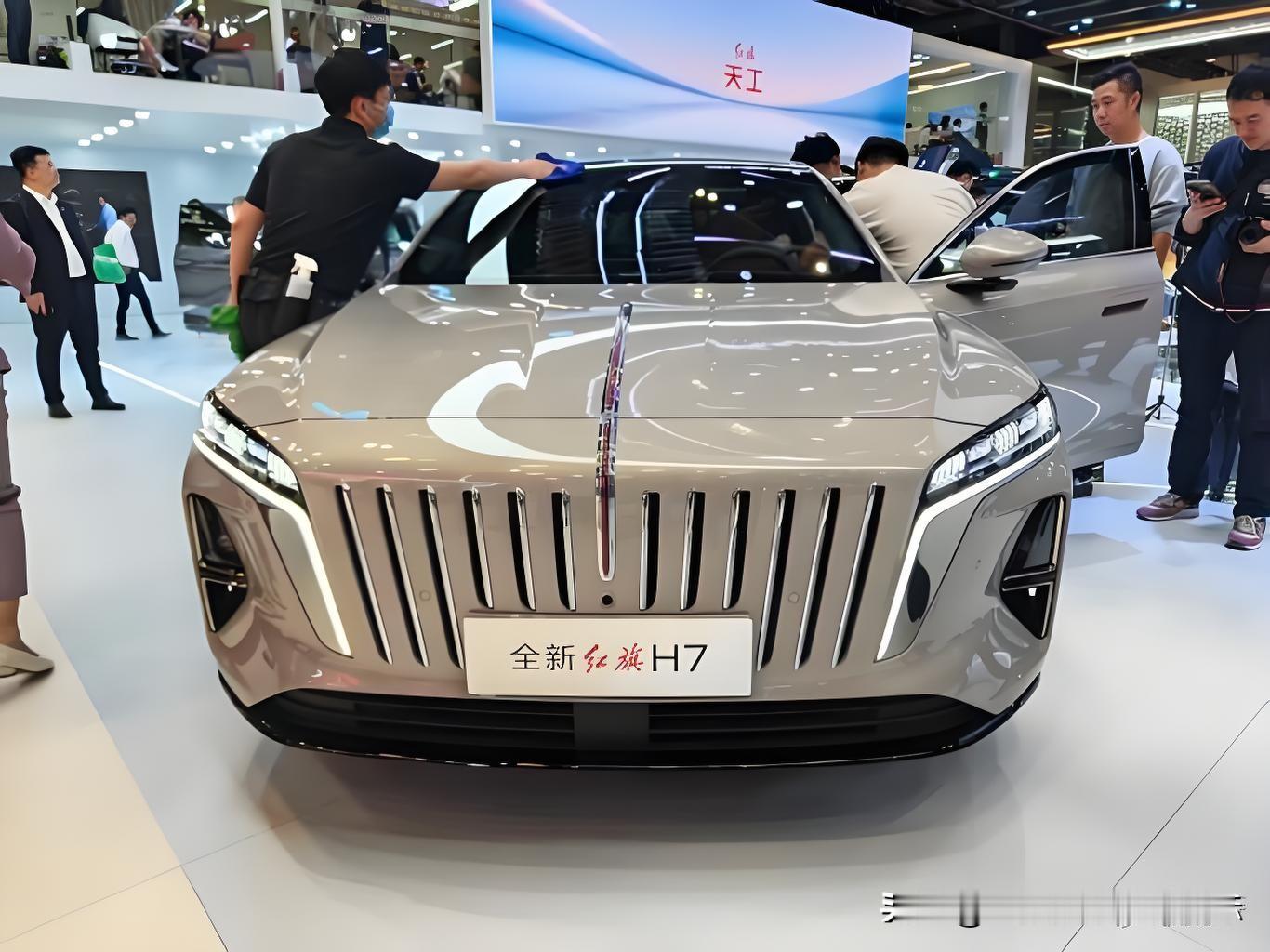 2026成都国际车展 2026成都车展逛到红旗展台的时候，直接被全新红旗H7戳中了。
之前老款H7商务感太厚重，这次改款直接把豪华感和运动感捏得刚刚好，车长快5米的车身线条一点都不臃肿，溜背收尾的侧面看着特别舒展，前脸的直瀑格栅做了熏黑处理，配两侧的分体式灯组，晚上点亮辨识度拉满。
坐进内饰更惊喜，