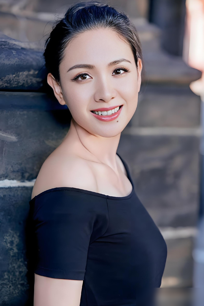 真夫妻演拆台邻居，观众骂完才发现被骗了！
郭晓东程莉莎在《生逢其时》客串，演毫无瓜葛的陌生邻居，程莉莎的角色直接搅黄了郭晓东角色的相亲。
一开始观众全入了戏，吐槽程莉莎的角色太招人烦，直到挖到剧方藏的彩蛋才反应过来：这俩居然是现实里相伴18年的真夫妻。
全程没露半分生活里的熟络痕迹，演陌生比真