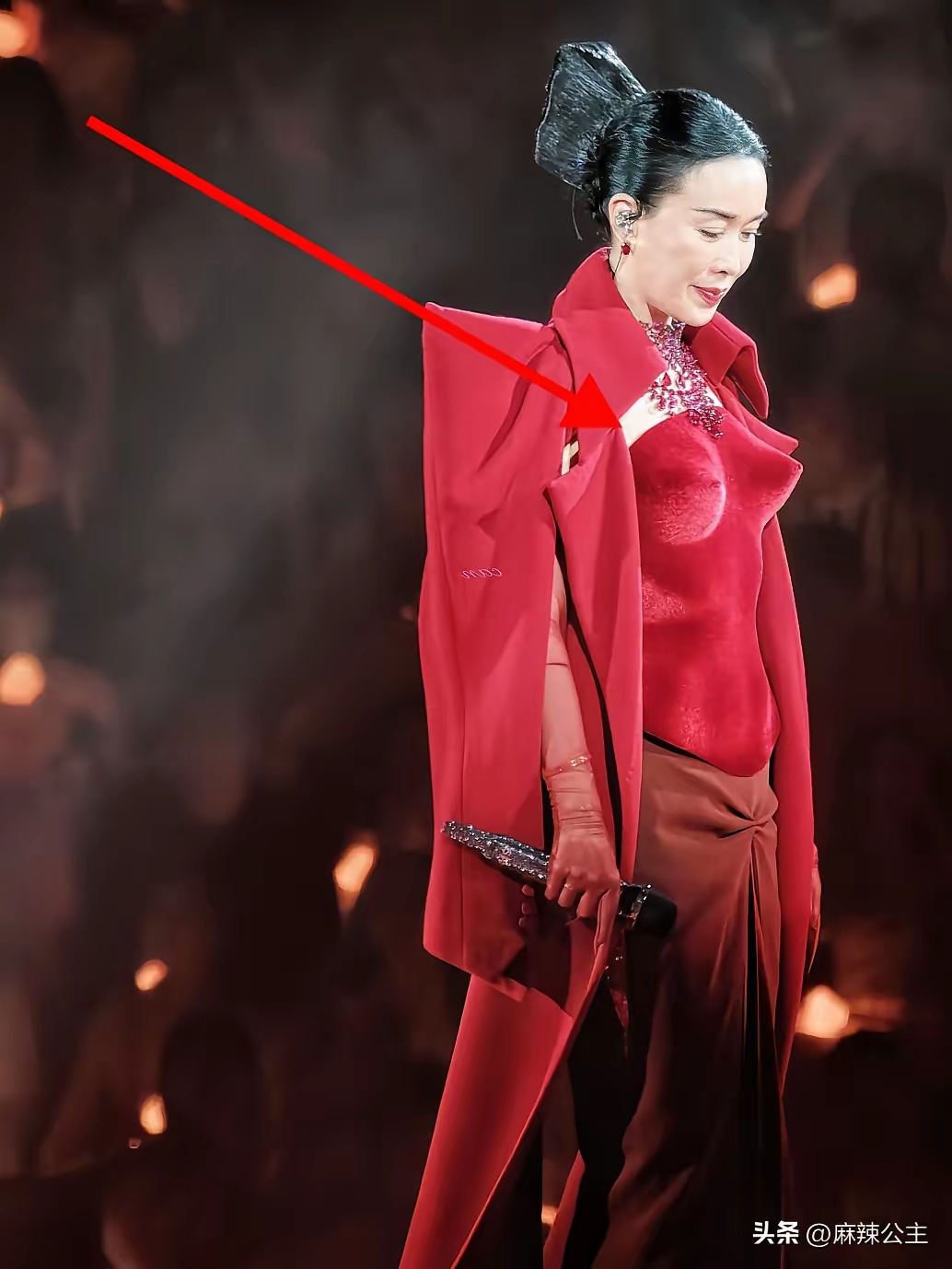 那又鸟亮嗓，排场和阵仗不凡！
不知是心虚，还是就为了显摆？
助阵嘉宾：王菲、黄渤、宋丹丹、李维嘉、戴军、李静、管虎、梁静、屠洪刚、杨坤、王鸥、宋佳、张碧晨，张晚意、李沁、马思纯、龚俊，还有花儿与少年的队友们，真的是人见人爱，花见花开！
尤其是肖神站台，加持绝对是王炸级别的吧？这里反问几个问题！
第一