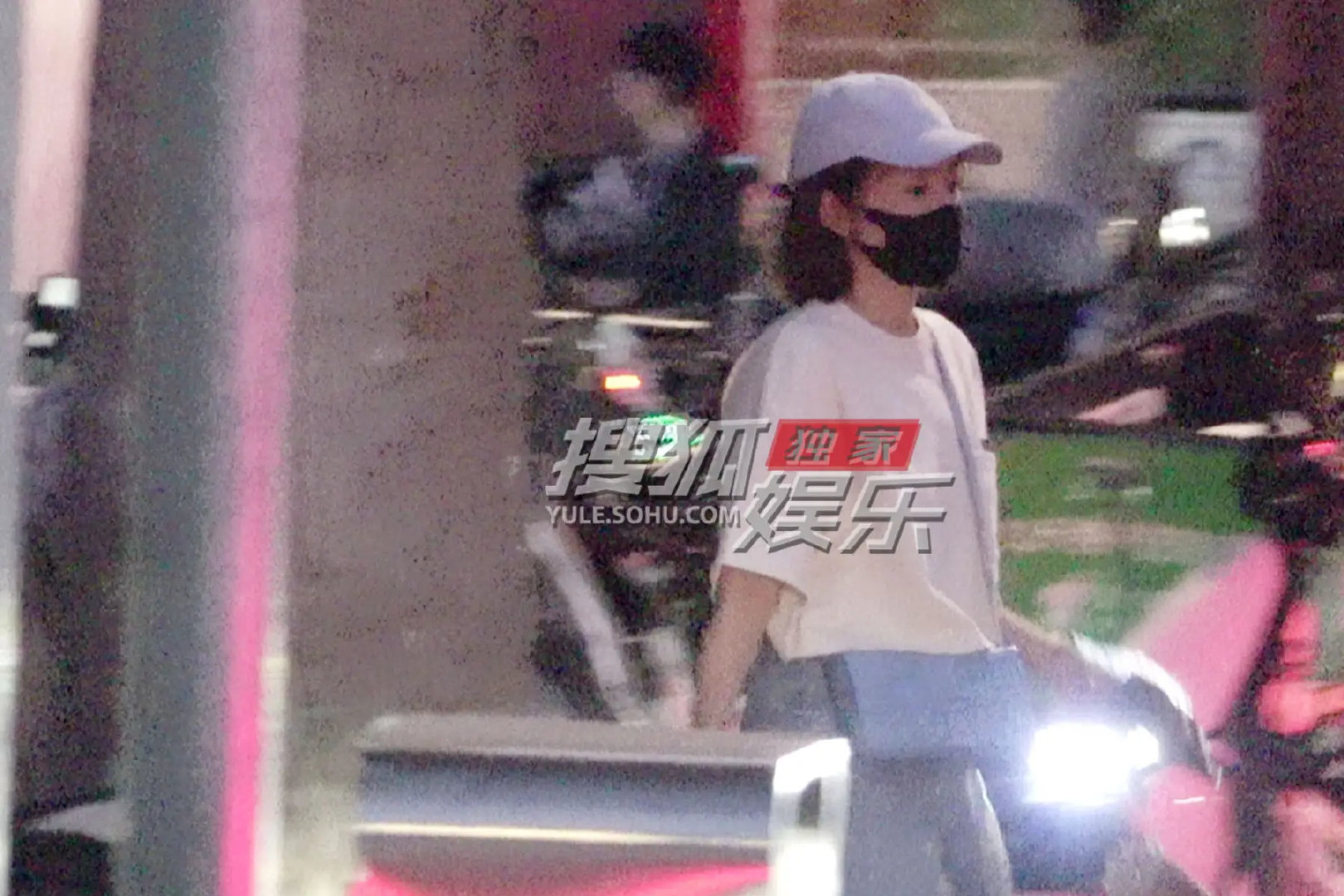 高叶前往朋友家做客元气满满 一行人结伴吃烤肉边走边聊 ​