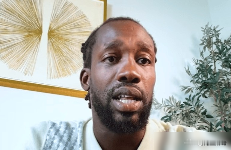 贝弗利说保罗、威少、哈登都没带快船进过西决，就他做到了。
翻开2020-21赛季数据，季后赛他场均19分钟，拿4.9分2.4板1.4助攻。到了西决打太阳，场均涨到27.4分钟，6分6板3.7助攻，防守端跟疯狗一样撕咬布克。快船确实队史第一次摸到西决地板，那会儿他首发5场。
可淘汰那场，他从背后一