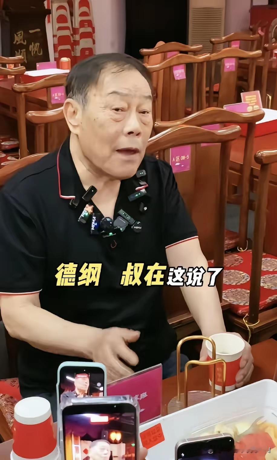 杨议亲大哥、杨少华的长子杨威喊话郭德纲：“德纲，你叔我绝对不蹭你流量，你放心。我压根不缺那点流量，就是打心底佩服你的勤奋。”
这话从74岁的老艺人嘴里说出来，分量不轻——尤其在亲弟弟杨议刚跟郭德纲撕过一轮的节骨眼上，更显耐人寻味。

杨威，杨少华长子、杨议亲大哥，师承尹笑声、师爷马三立，根正苗红的“
