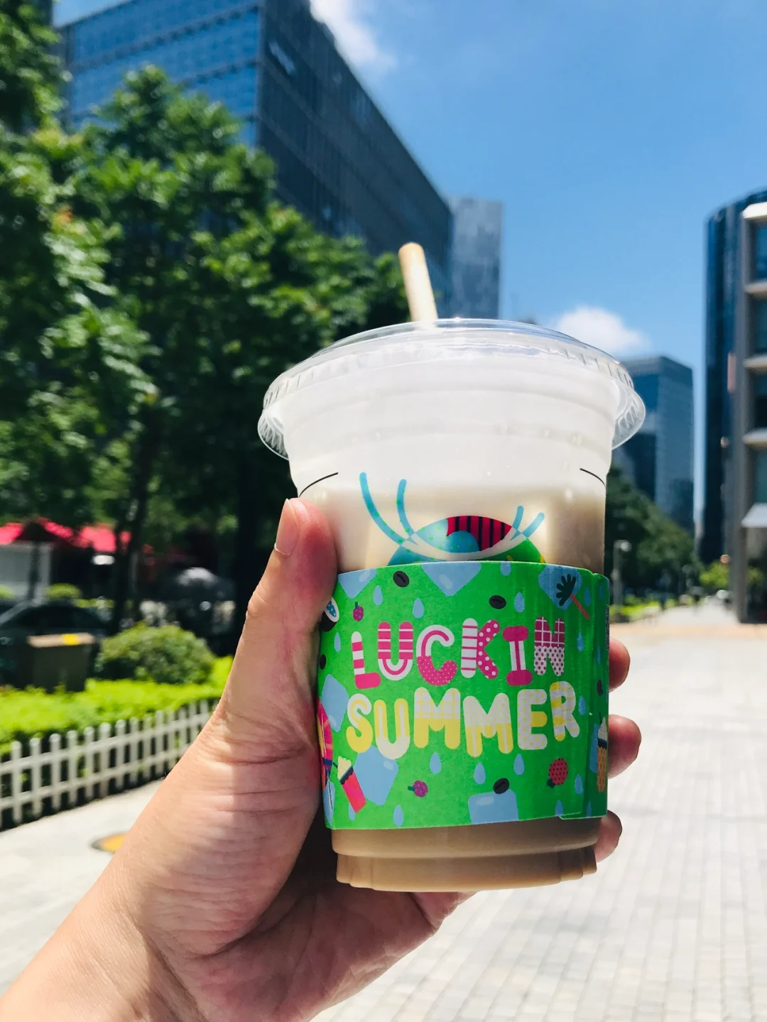 一杯瑞幸敬高温的深圳