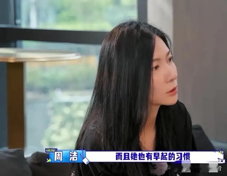 佟丽娅的经纪人对胡军和李乃文说：“丫丫有早起的习惯，她不睡懒觉。”胡军：“多早起？”经纪人：“早上七八点就起了，因为她要陪朵朵晨读。而且她没有化妆师，都是自己化妆。”

胡军和李乃文听完这话，对视一眼，估计心里在犯嘀咕：这老板也太难伺候了吧。可这就是佟丽娅的真实日常。2026年4月，她公开了自己的日
