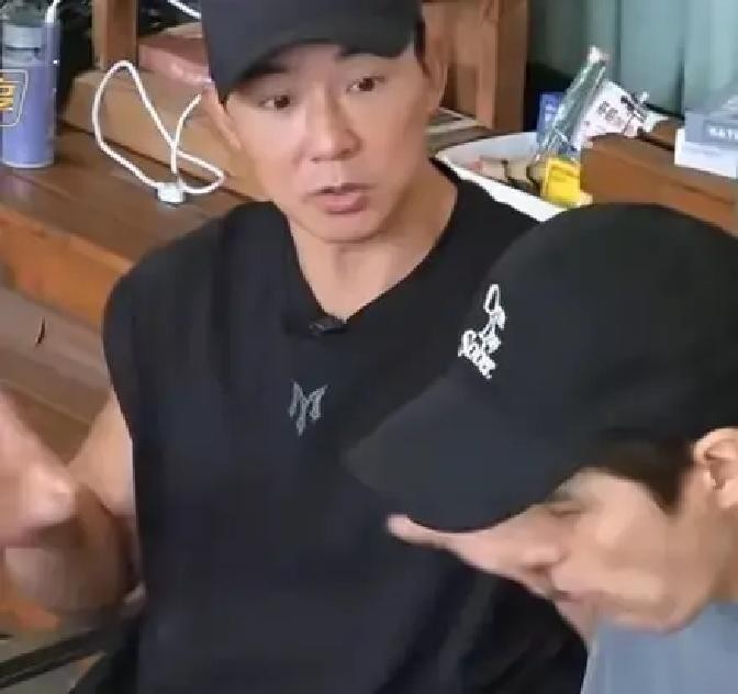 米卡每天洗澡一小时起步，不是爱干净，是练歌。

大家都以为明星练歌只能去录音棚、上舞台。米卡不一样，他逮着洗澡这一小时，关在浴室里，边冲水边唱。

阿云嘎在综艺里说，米卡屋里每天都是练歌声，一待就是一小时，说“他迷恋澡堂子的感觉，混响，练得可投入了”。

刘畊宏也证实，他问米卡怎么待一小时，米卡说洗