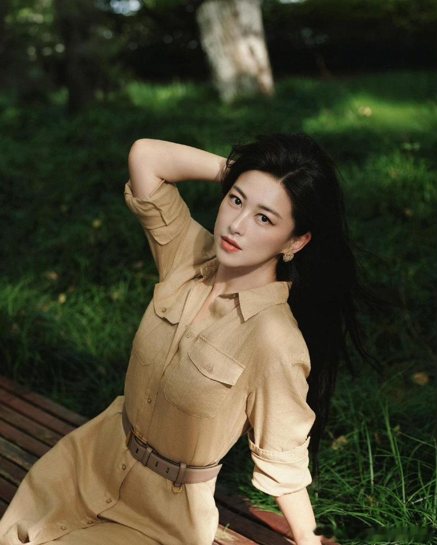 朱珠5岁女儿笑起来完美复刻招牌梨涡，一家三代人的气质简直一摸一样，这基因遗传真的太绝了！ ​