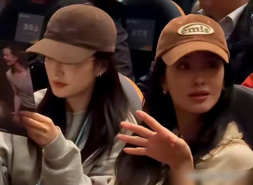 任重搂着大肚子的孙骁骁在乌镇被围住了，孙骁骁挺着孕肚还伸手帮粉丝拿手机。这画面放五年前，谁敢信？
当年这俩人被拍同车离去，死活不认。婚纱店被偶遇，不吭声。孩子生了，搬重庆了，还是不吭声。直到2025年10月，任重才在访谈里承认已婚生女。
结果一承认就刹不住了。2026年8月20号直接甩出B超照，